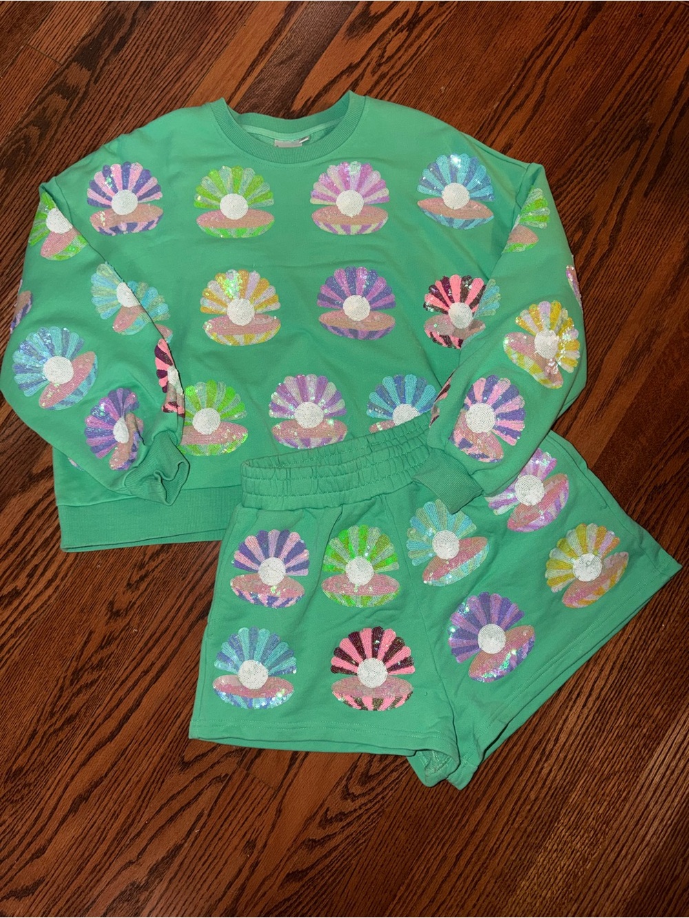 Queen of Sparkles Clam set EUC